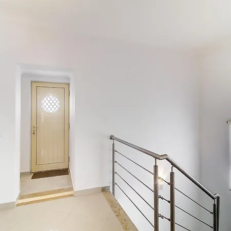 3-Bedroom House For 5 Guests - Ac - Rooftop Terrace & Bbq * Portimão