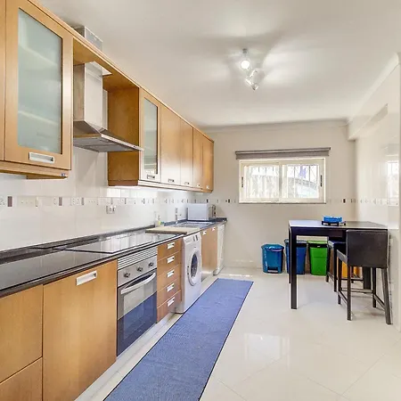 3-Bedroom House For 5 Guests - Ac - Rooftop Terrace & Bbq * Portimão